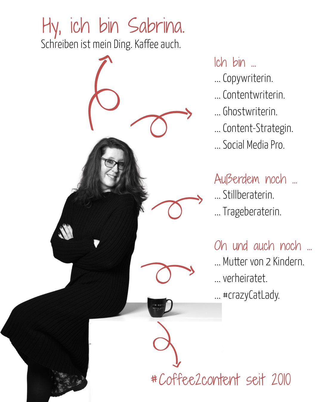 Sabrina in schwarz auf einem Tisch sitzend. 